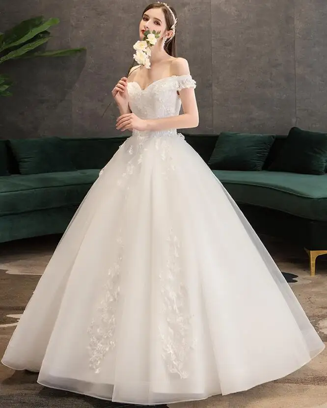 Простое кружевное свадебное платье с открытыми плечами и V-образным вырезом |