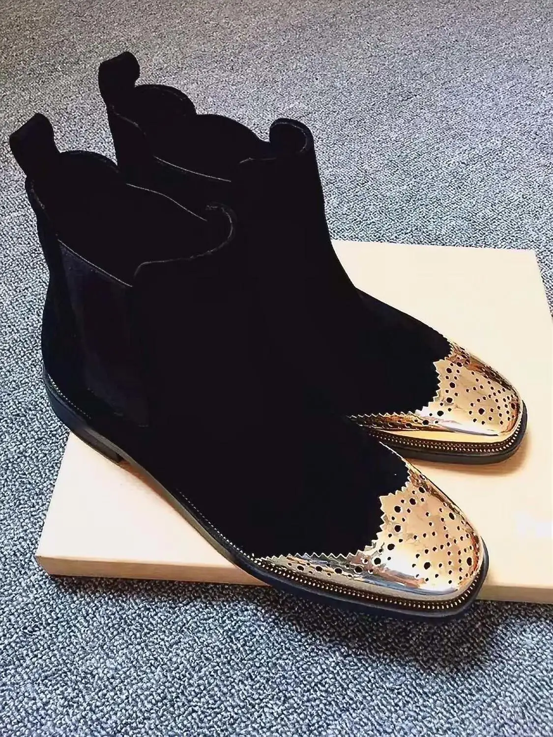 Обувь женские кожаные полусапожки с металлическим декором и квадратным носком 2 5