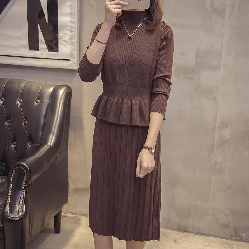 Женское трикотажное платье-свитер с длинным рукавом и высоким воротником |