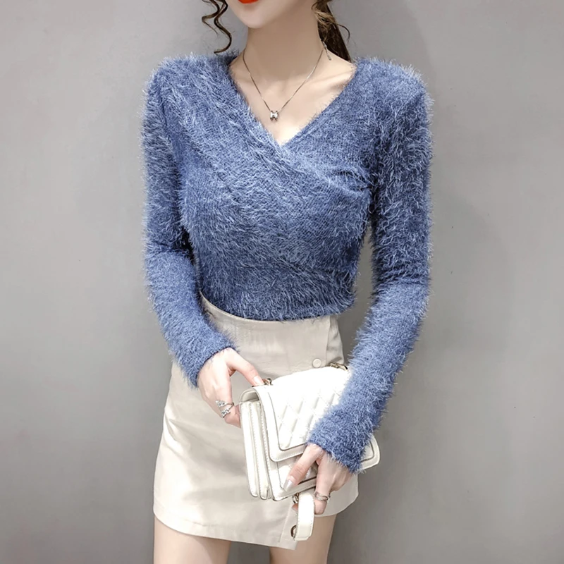 Женский трикотажный пуловер белый Пушистый с V-образным вырезом и