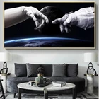 Космонавта рука об руку Бога холст картины Плакаты и принты настенные картины для Гостиная украшения стены без рамки