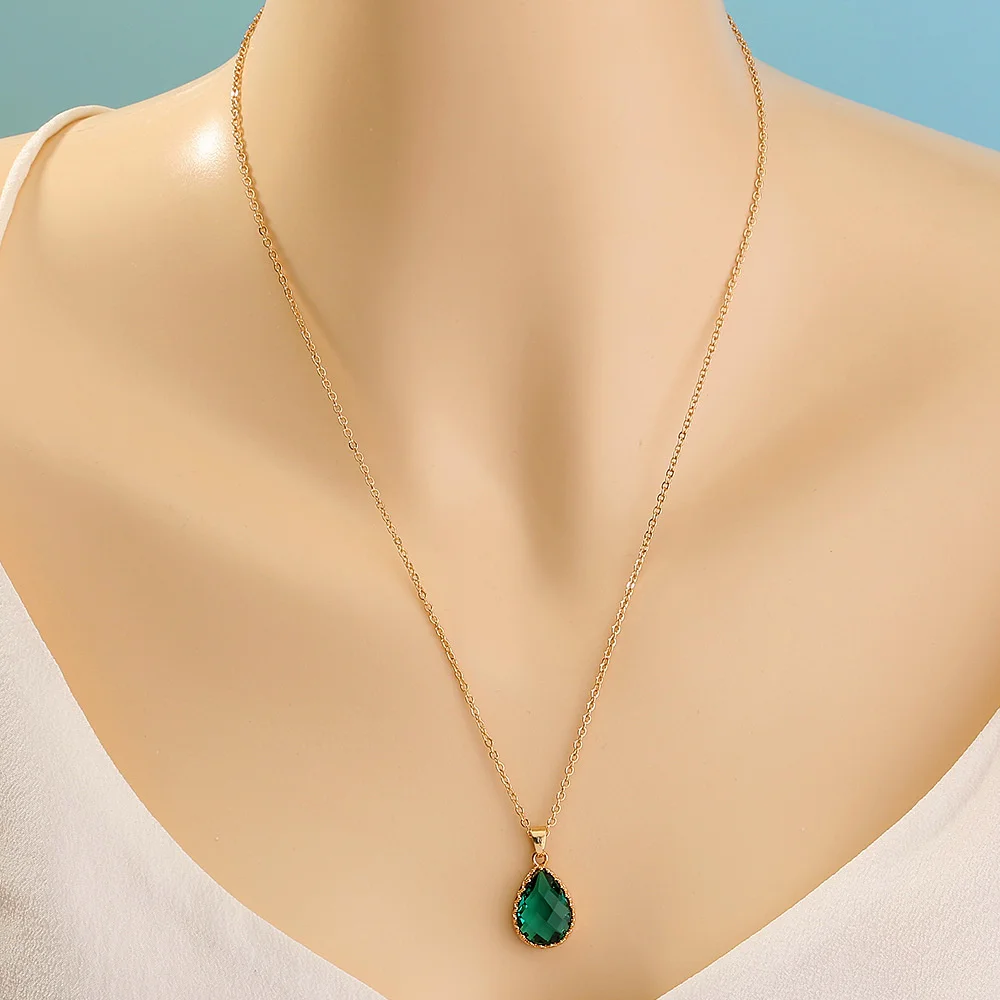 

Женское Ожерелье в винтажном дворцовом стиле, простой бижутерия на цепочке до ключиц, с зелеными прозрачными кристаллами и гранями, капля в...