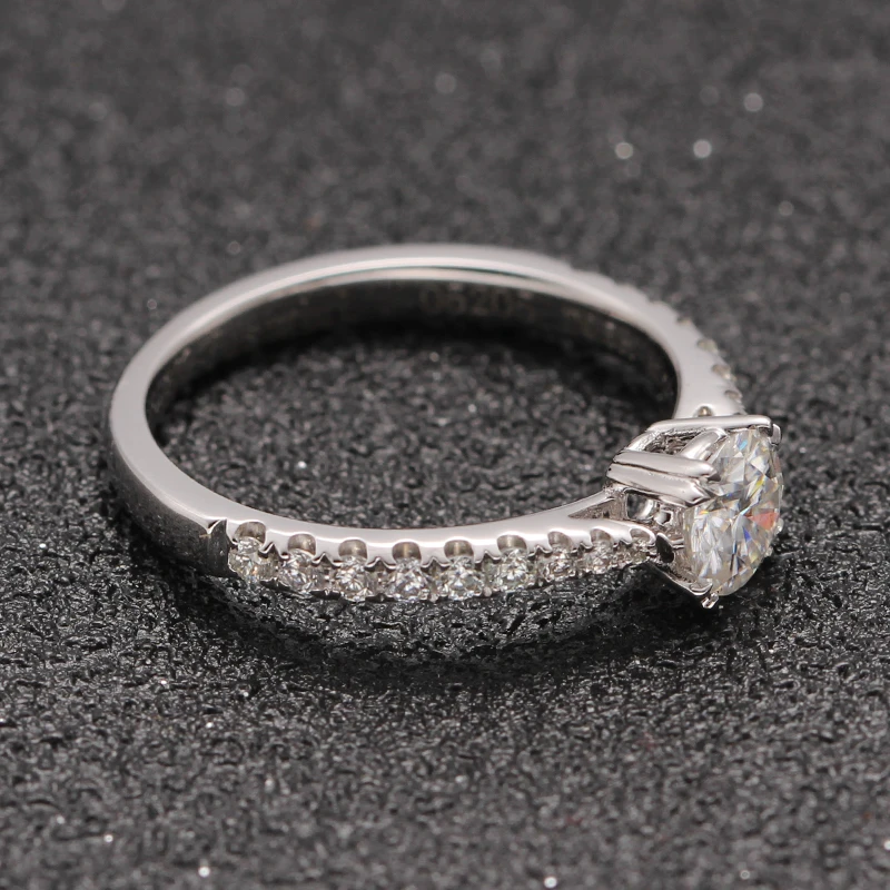 Кольцо обручальное бесцветное с муассанитом 18 К белое золото 0 5 карат | Украшения