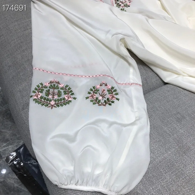 

Spring/Summer 2021 French pastoral wind round collar V-neck heavy work hit embroidered lantern sleeves women's shirt