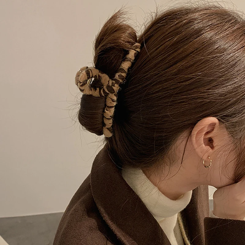 

New Plush Hair Clip Women Girl Chic Retro Claw Clips Vintage Hair Claws Autumn Winter Hair Pins Hair Accessories Shark Clip