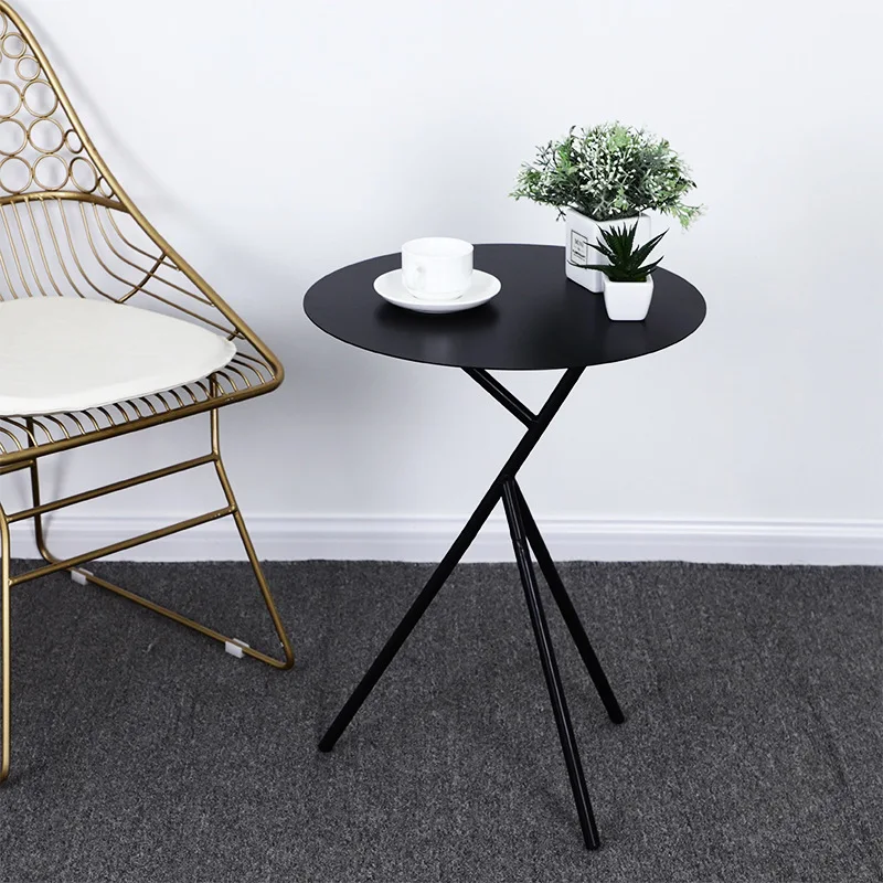 Простой дом и железный художественный чайный столик пансион круглый маленький