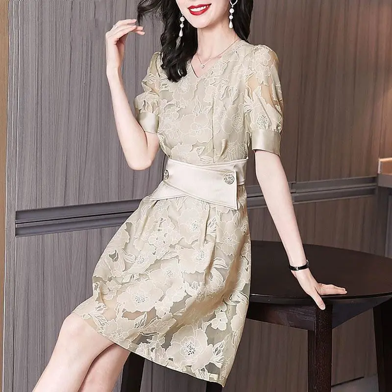 

2021 new spring and summer tea break French style design feeling niche waist slim short sleeve v-neck big flower dress women