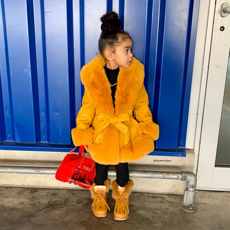 Детское демисезонное пальто с меховым воротником и капюшоном батальных размеров