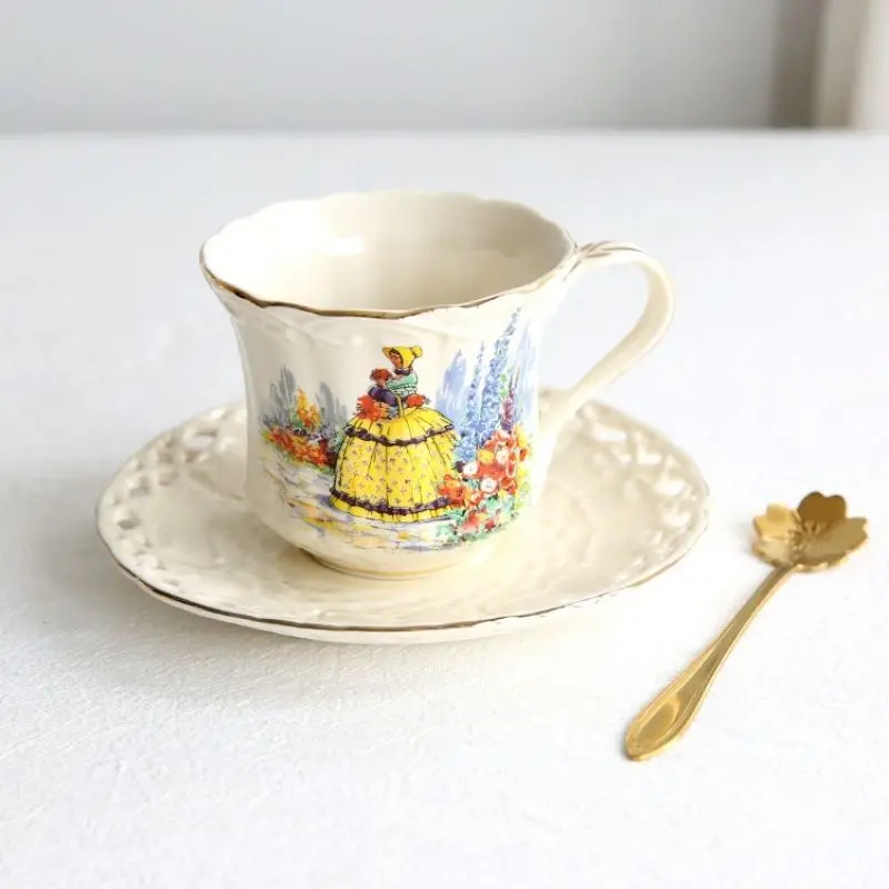 

White Porcelain Coffee Cups Cute European Style 200ml Girl Tea Cups Funny Small Latte Tazze Per Colazione Drinkware Set OC50CC