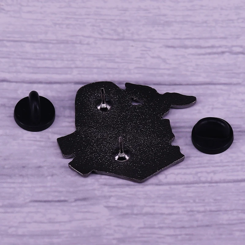 Волшебная эмалированная булавка в виде книги с золотым снитчем открывающаяся на