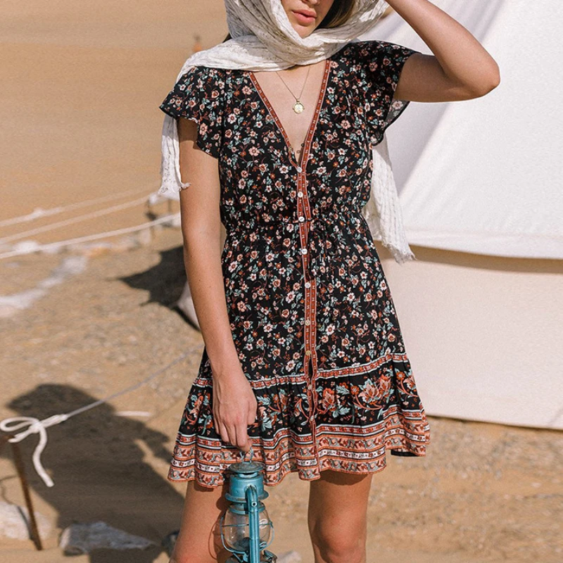 

Женское богемное мини-платье с цветочным принтом и пуговицами