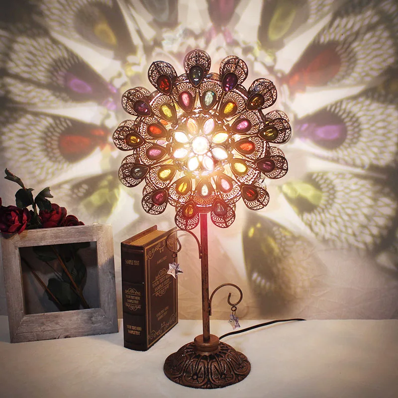 

Креативная железная настольная лампа ручной работы с павлином и бусинами, в виде цветка, для Юго-Восточной Азии, для ресторана, дома, для девушки, теплая сетчатая красная прикроватная лампа
