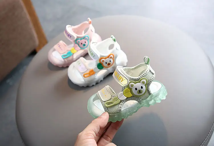 

Kids LED Sandals Light up Children Summer Shoes Glowing Sport Sandals Boys and Girls Flashing Soft beach shoes for Toddlers