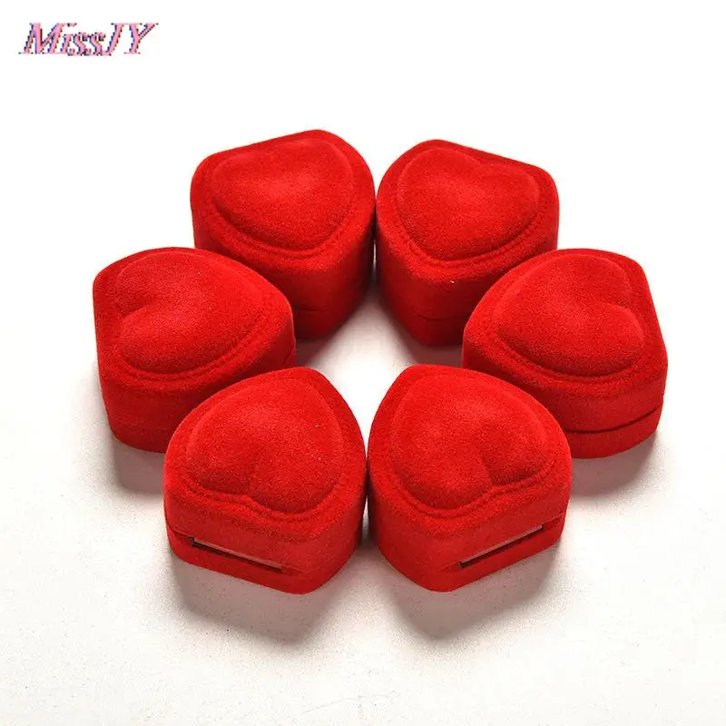 Бархатная шкатулка для колец с открытой крышкой в форме красного сердца складной