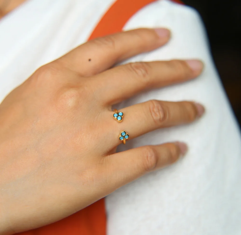 Простое изящное ювелирное изделие кольца золотого цвета с кубическим цирконием