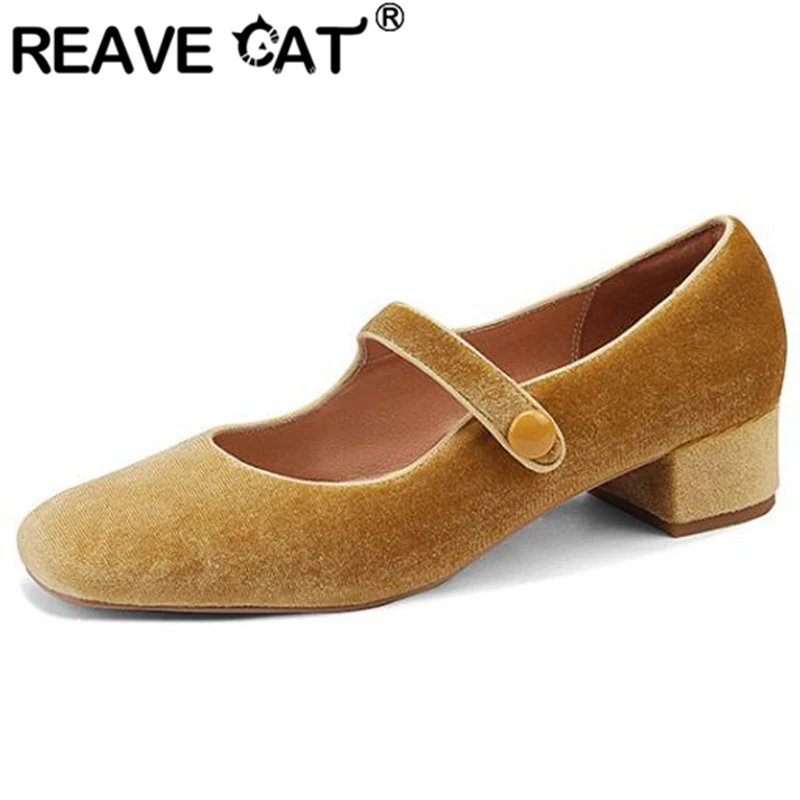 

Женские туфли-лодочки с квадратным носком REAVE CAT, бархатные туфли на низком толстом каблуке без застежек, размеры 34-40, черные элегантные выра...