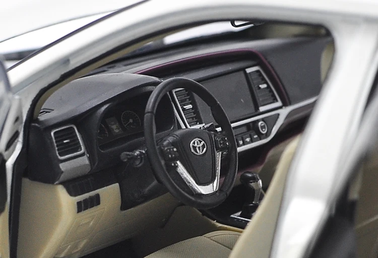 Exquisite gift 1:18 Toyota new Highlander alloy model,simulation die-cast metal collection decoration model,free shipping
