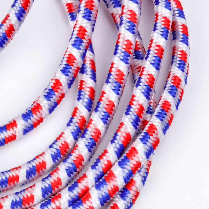 10-метровый групповой веревочный прыжок на многоперсонной качели для студентов, соревнующихся коллективно.