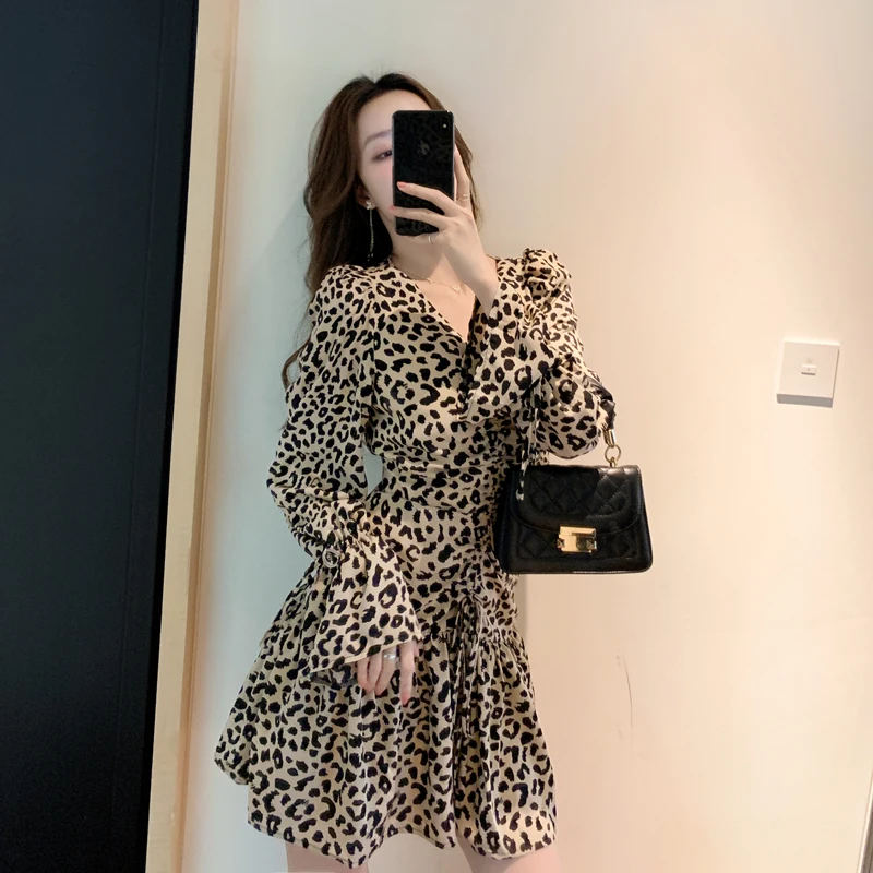 

2021 Spring Autumn New Drawstring Leopard Print Dress Design French Long Sleeve V-neck Sexy Mini Dress Vintage Korean Style Chic