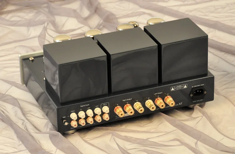 Интегрированный усилитель мощности 45 Вт * 2 |