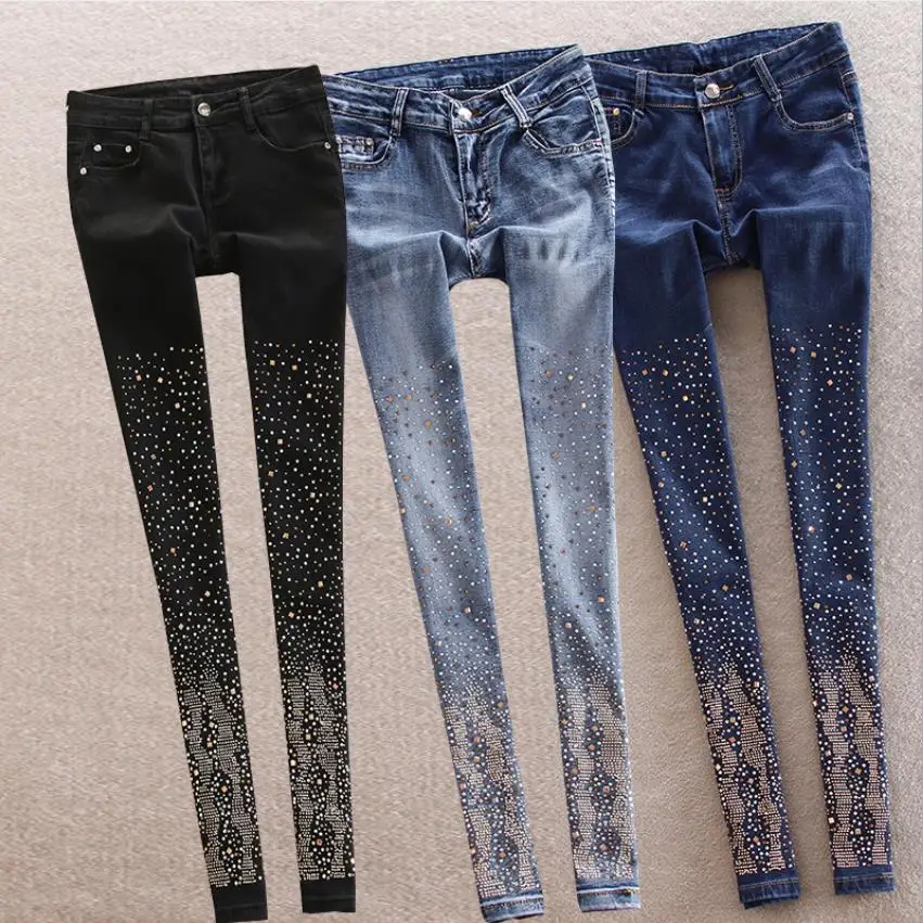 Женские узкие джинсы со стразами синие зауженные средней талией и принтом