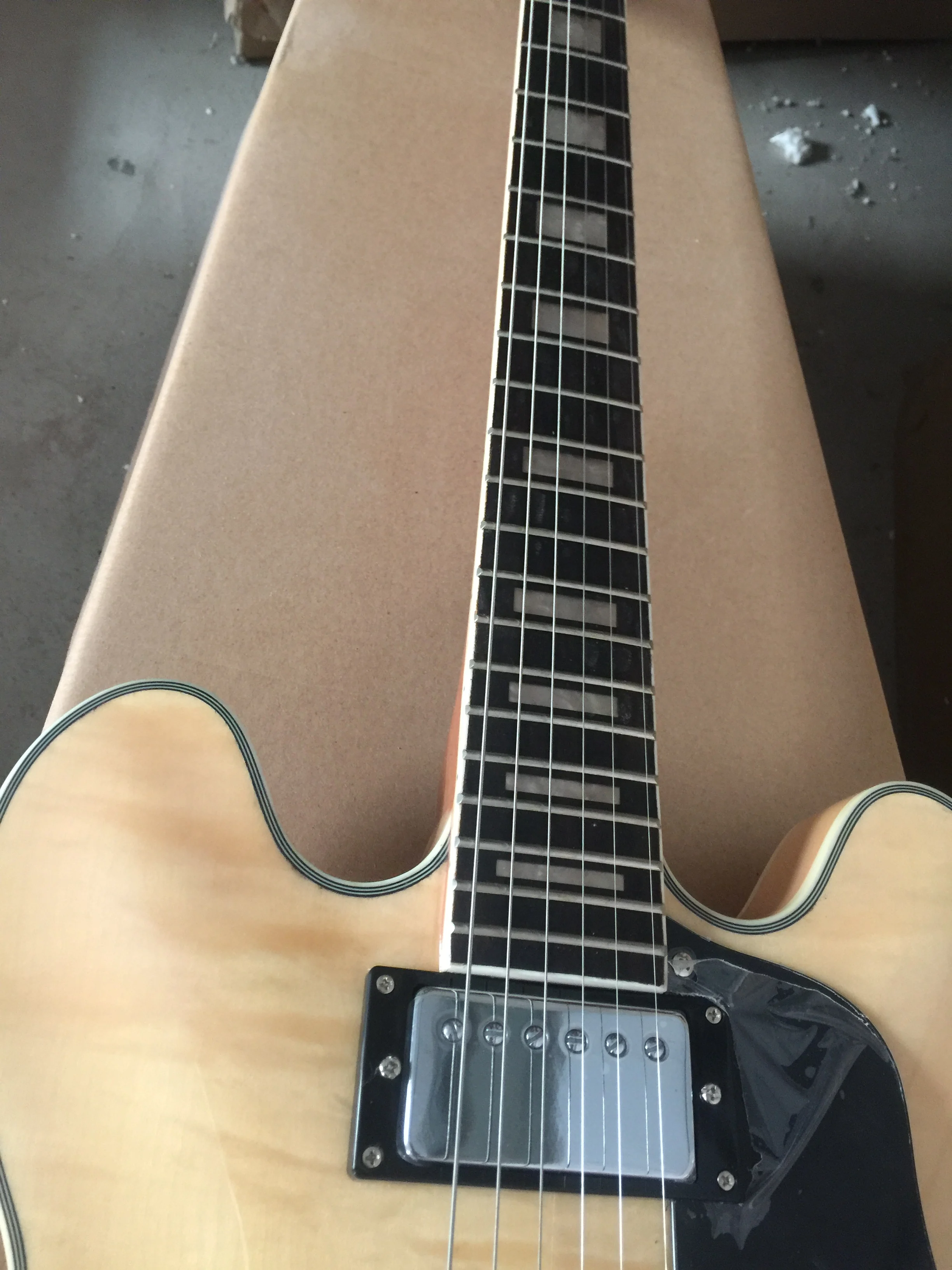 Envatio Gratis nueva llegada guitarra de jazz eléctrica personalizada de alta calidad guiar semi-hueco de jazz negro hai3