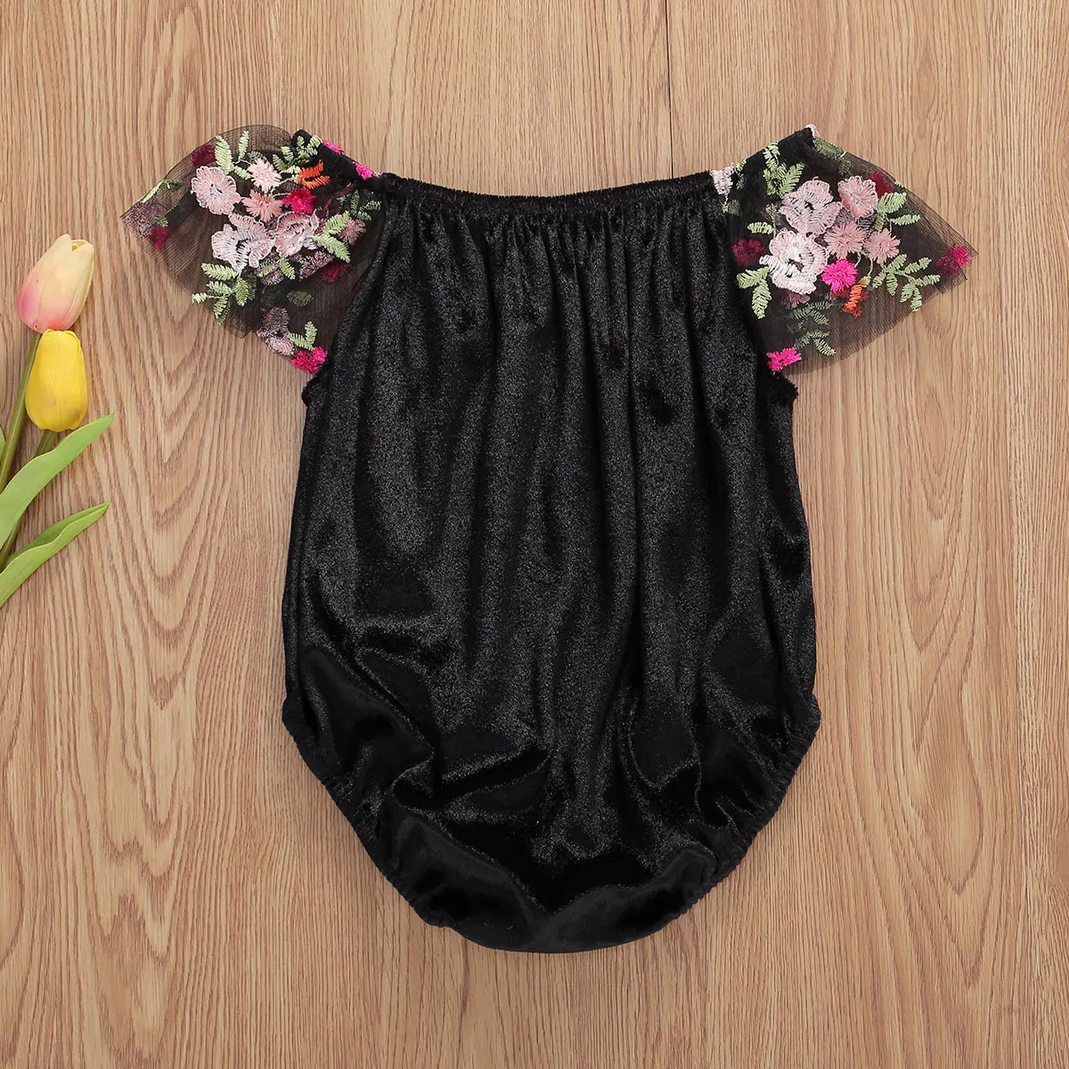 Комбинезон для новорожденных с коротким рукавом и вышивкой открытыми плечами |