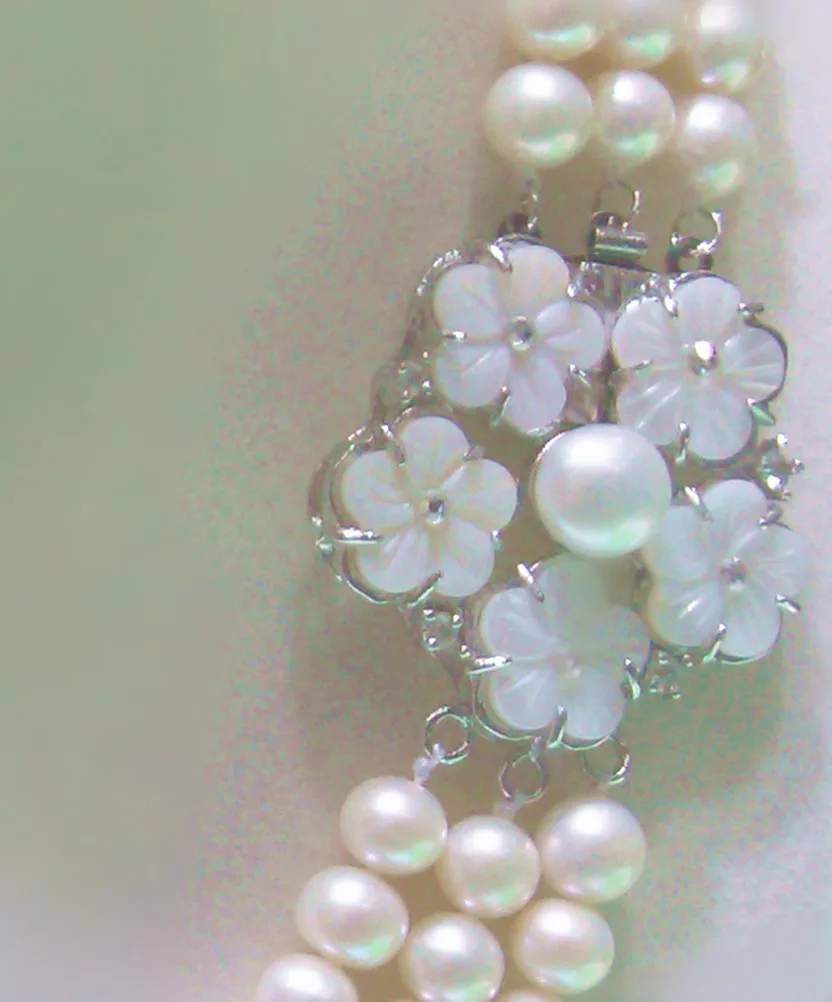 Comprare Commercio All'ingrosso Di Alta Qualità Naturale AA 9-10mm Bianco Perla D'acqua Dolce E Bel Fiore Delle Coperture Del Catenaccio Della Collana