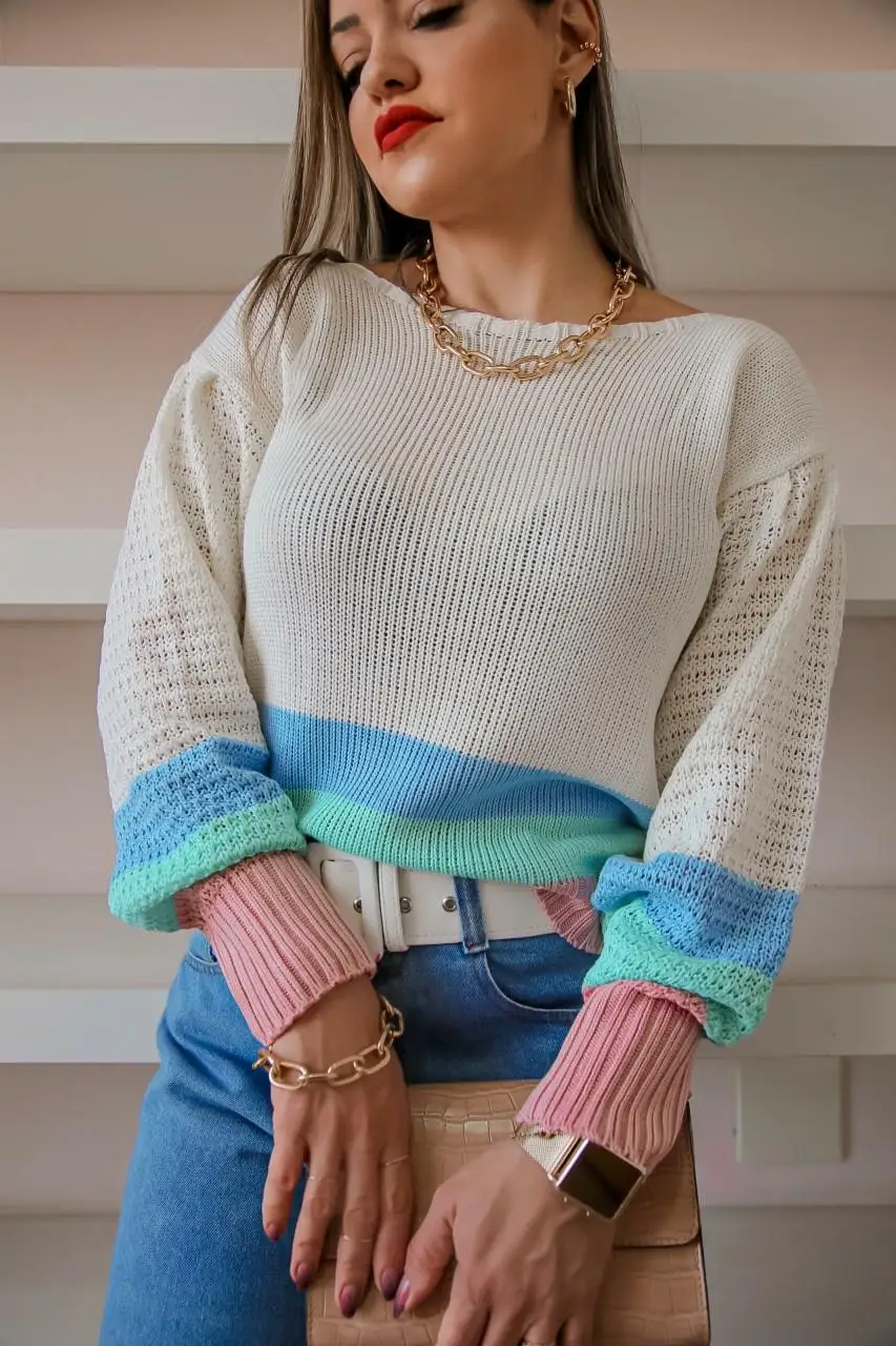Женский свободный Трикотажный свитер с контрастными манжетами и расклешенными