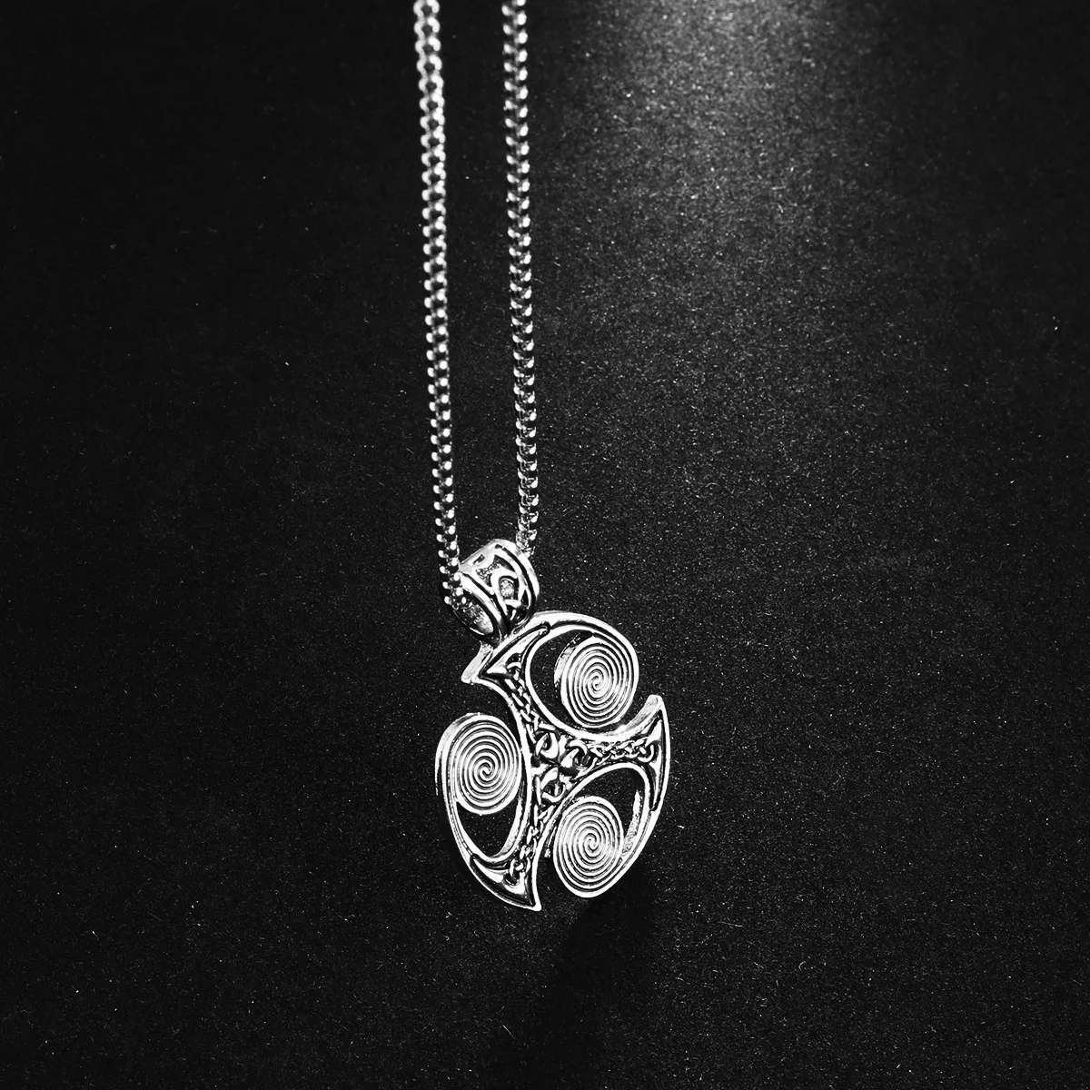 

Retro Necklace Totem Symbol Circle Pendant Personality Fashion All-match