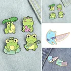 Эмалированная брошь в виде лягушки, кинжала