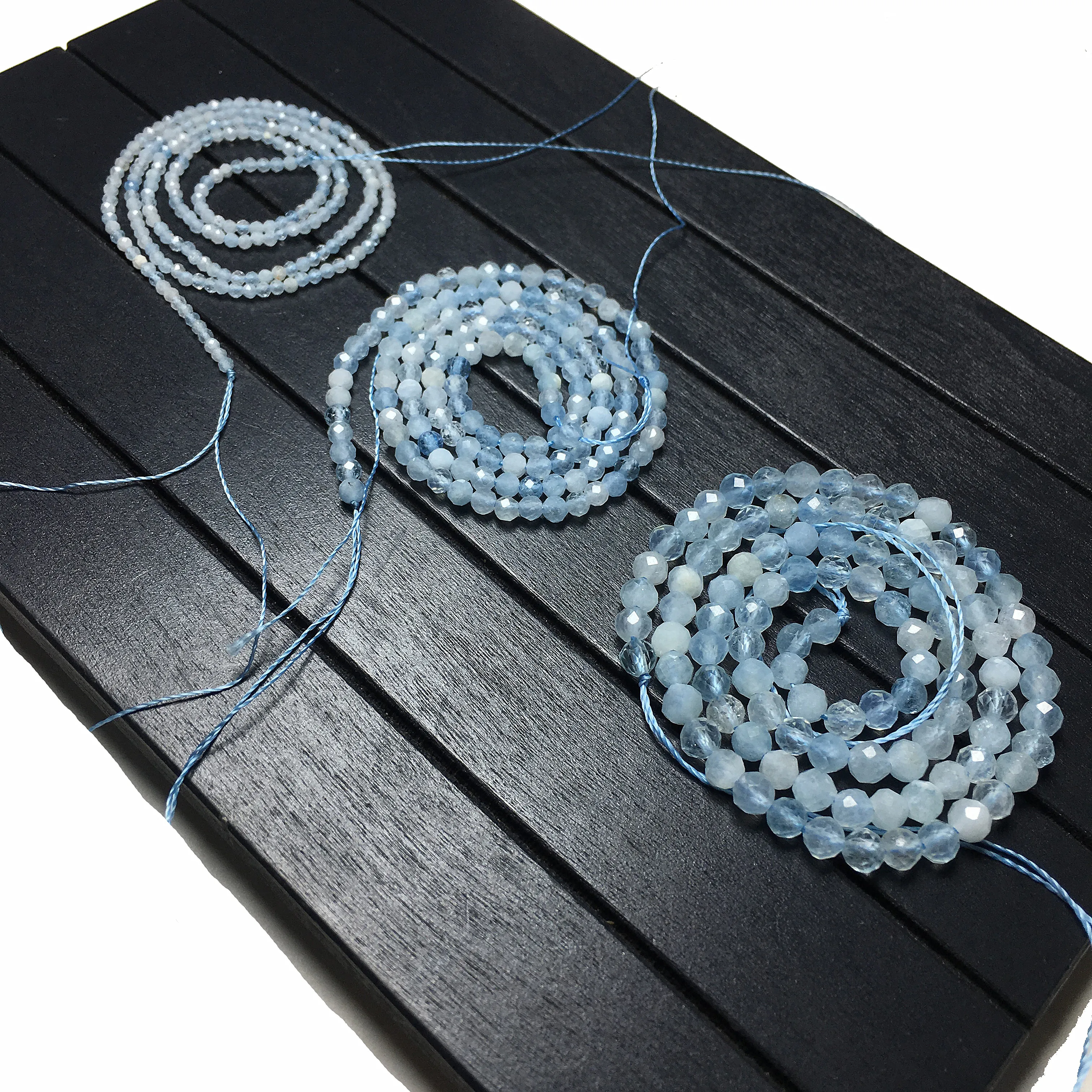 Натуральный аквамарин маленькие граненые круглые бусины россыпью целебные