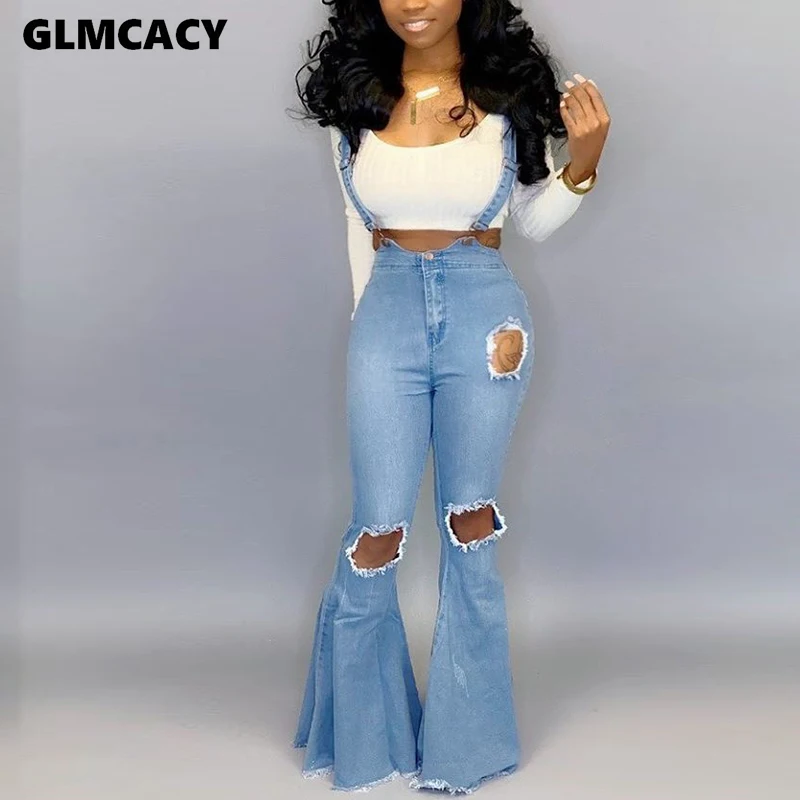 Женский джинсовый комбинезон с рваными дырками широкими штанинами облегающие