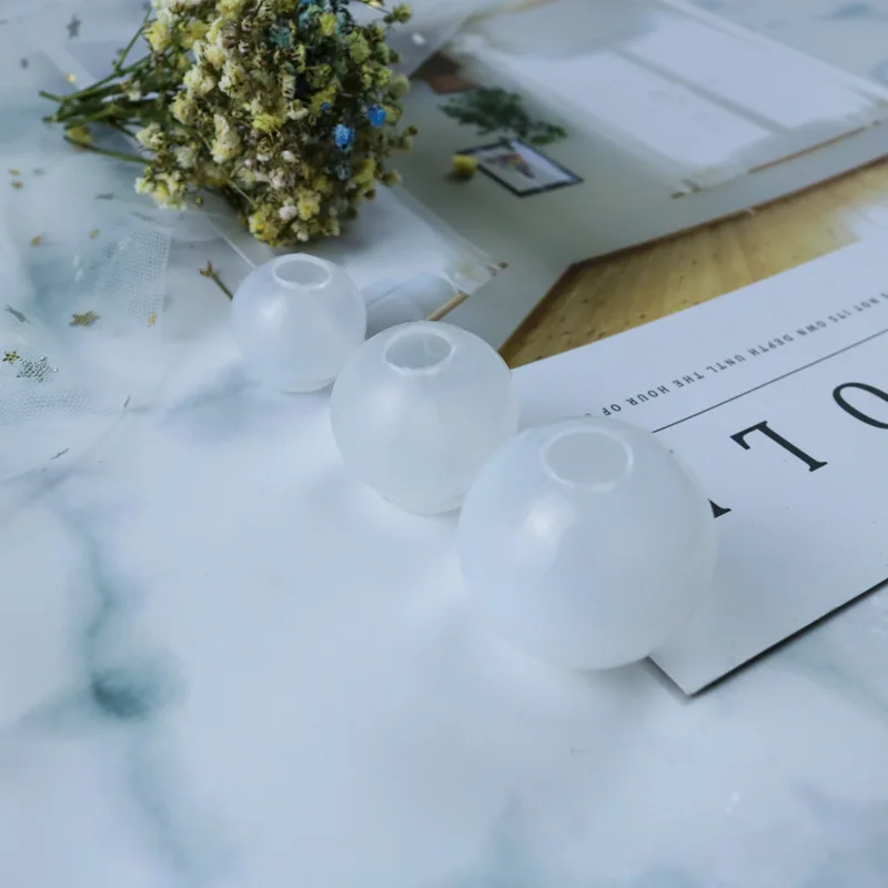 Форма силиконовая для изготовления кулонов шарик Вселенной не такая длинная как