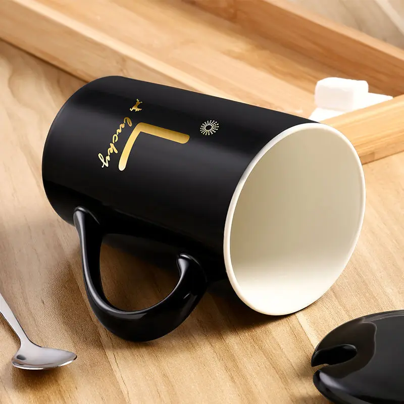 Керамические кружки 380 мл с буквенным узором и крышкой ложкой зеленая Золотая