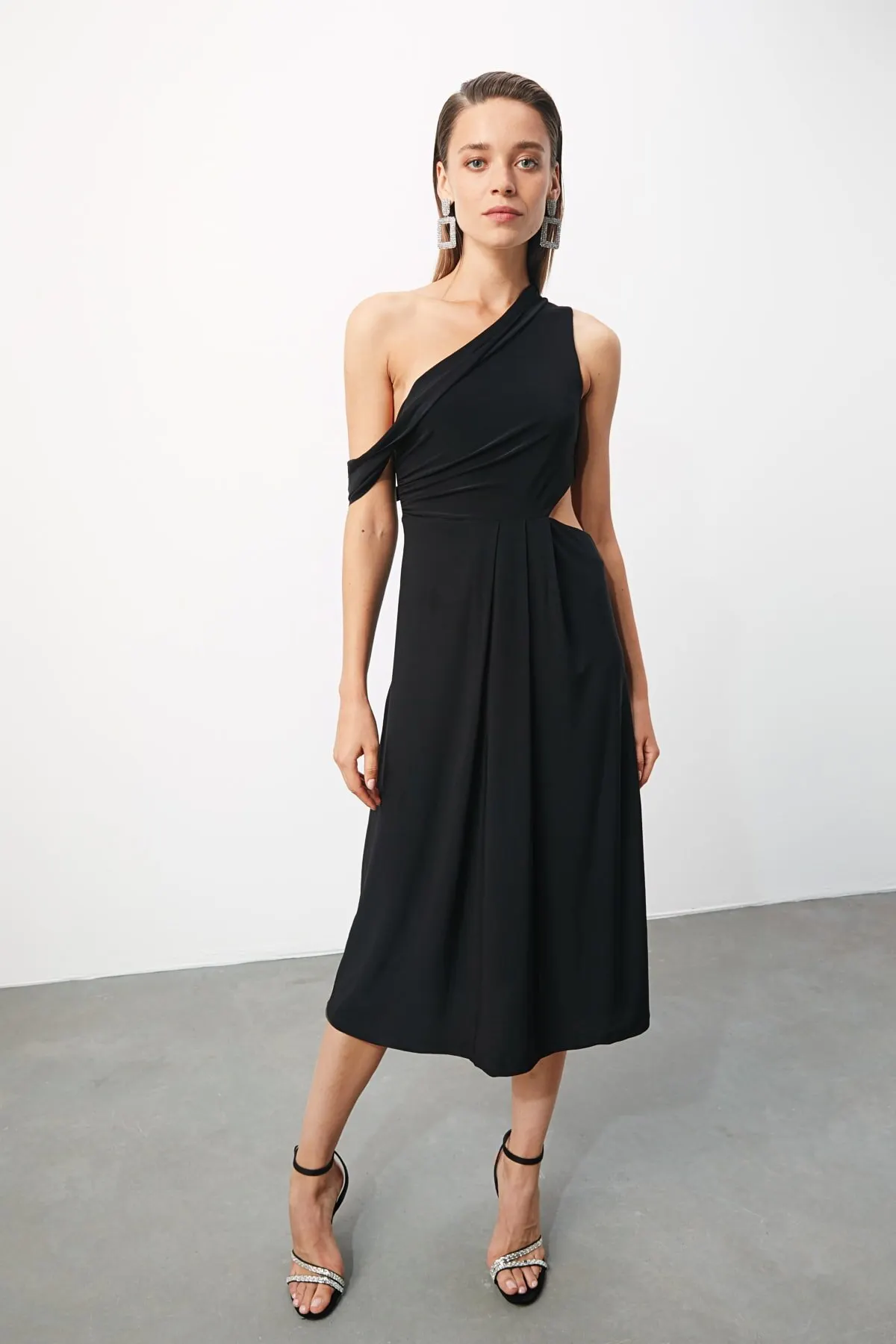 

Женское платье с черной талией