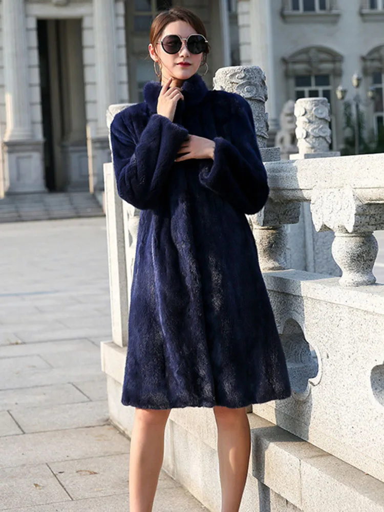 Темно-синее длинное плюшевое пальто из искусственного меха норки в европейском и