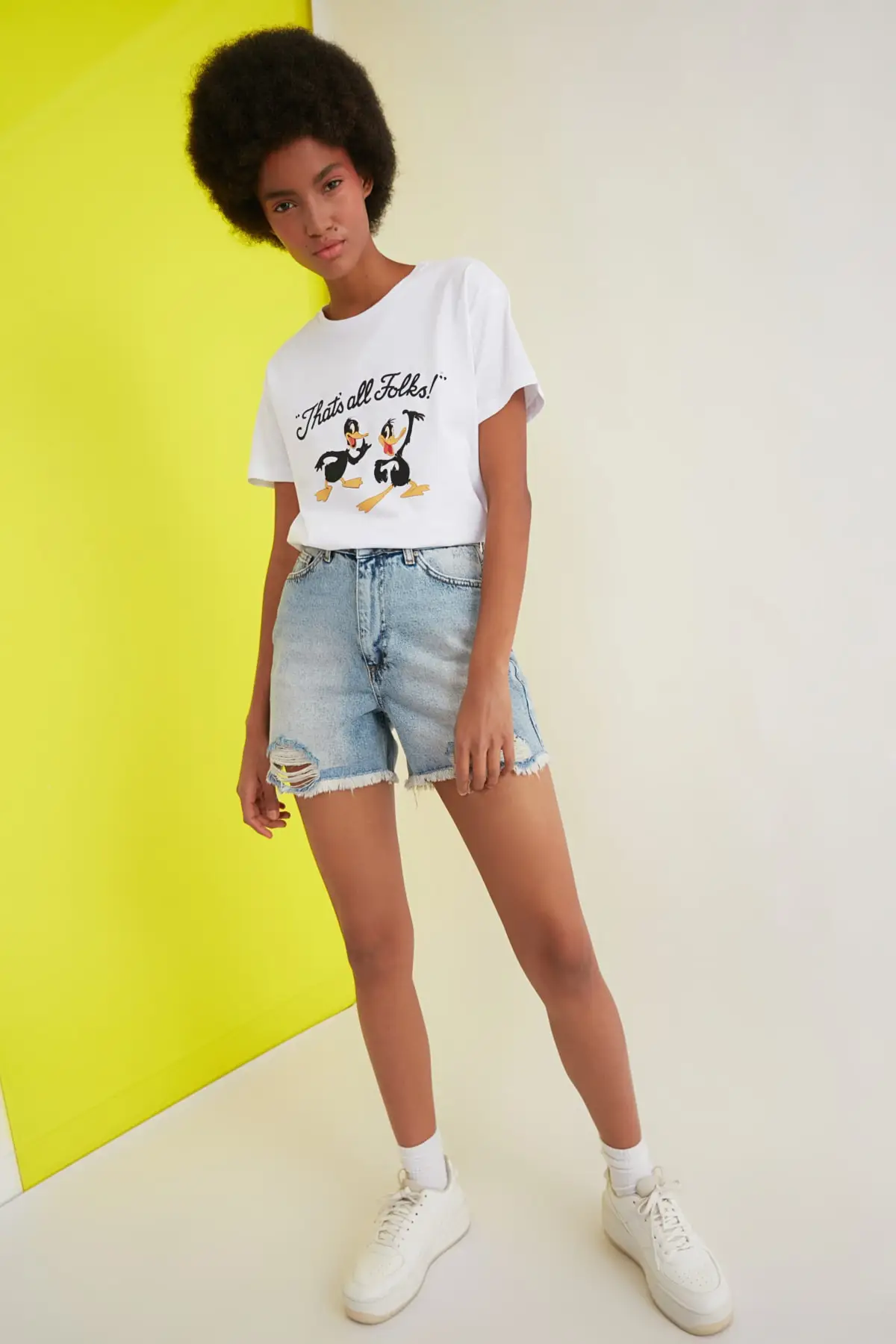 

Trendyol Yırtıklı Denim Shorts TWOSS21SR0169