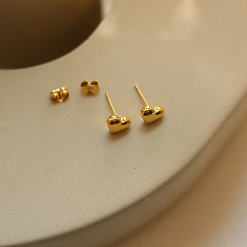 Женские блестящие маленькие золотые серьги-гвоздики Amaiyllis 18 карат Золотое