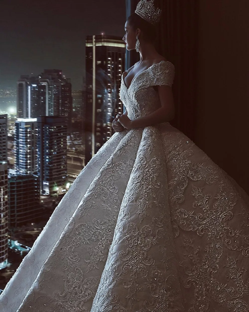 2019 Luxury Lace Wedding Dress Ball Gown Deep V-Neck Off Shoulder Bride Dress Wedding Gown Open Back Long Vestido De Noiva