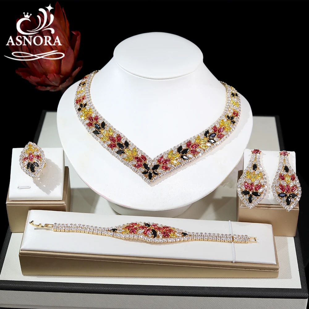 

Женский ювелирный комплект из колье, серёг и колье