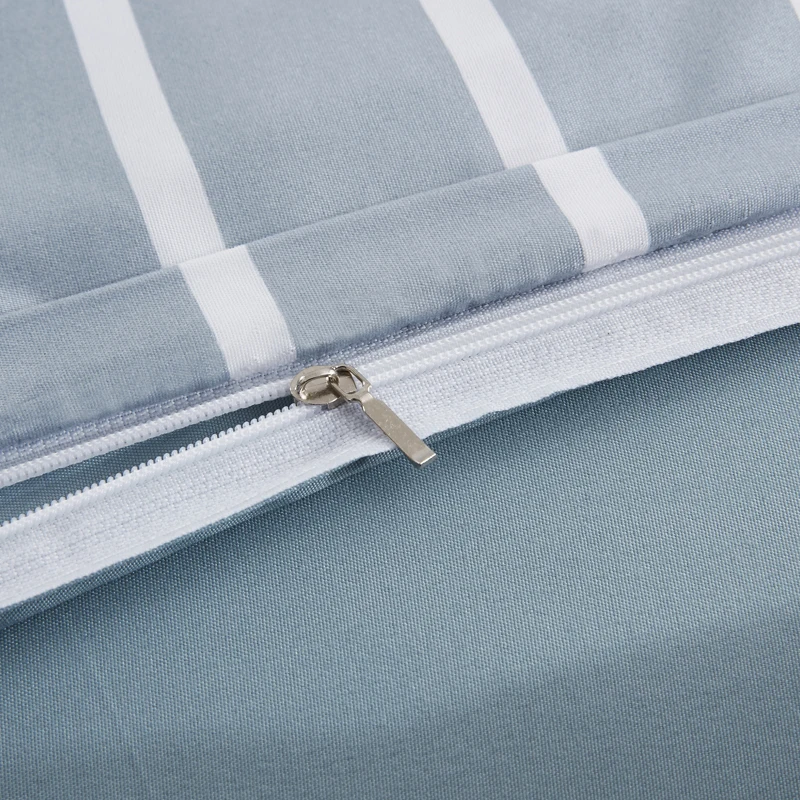 Комплект постельного белья в бело-синюю полоску комплект с пододеяльником и