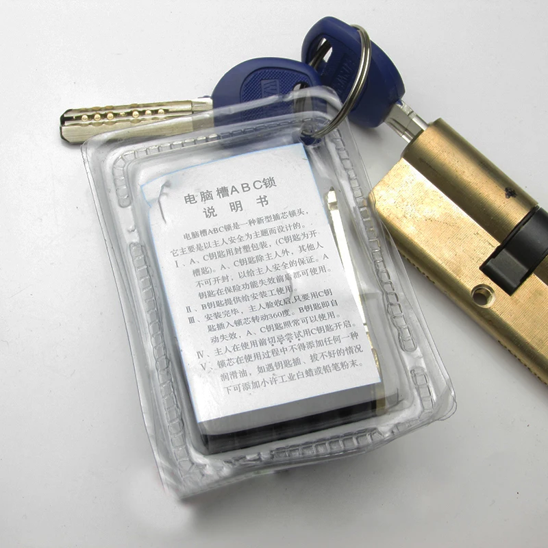 Сердцевина дверного замка старомодная входная дверь двойная открытая полностью