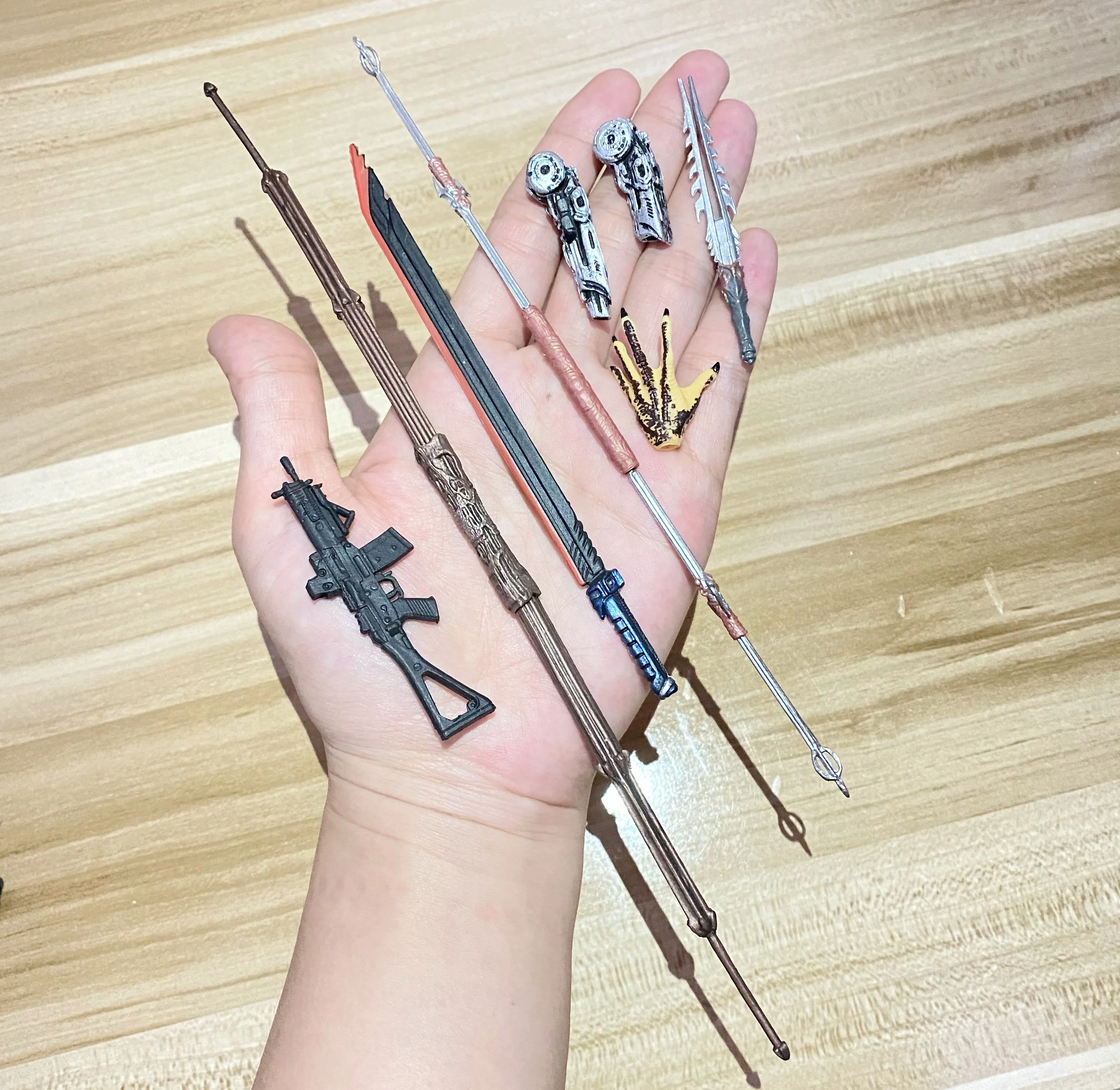 

NECA Predator Accessories 24Pcs--2 - 7" Scale Action Figure -- Ultimate City Hunter