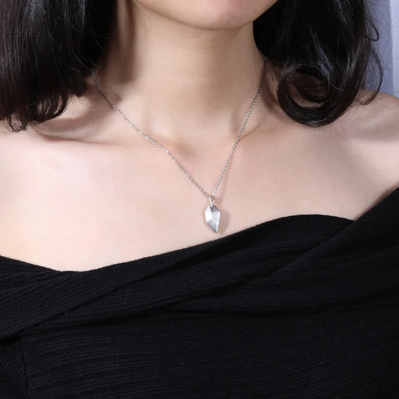 

2Pcs Minimalist Lovers Matching Friendship Heart Pendant Couple Magnetic Distance Faceted Heart Pendant Necklace Jewelry Gift