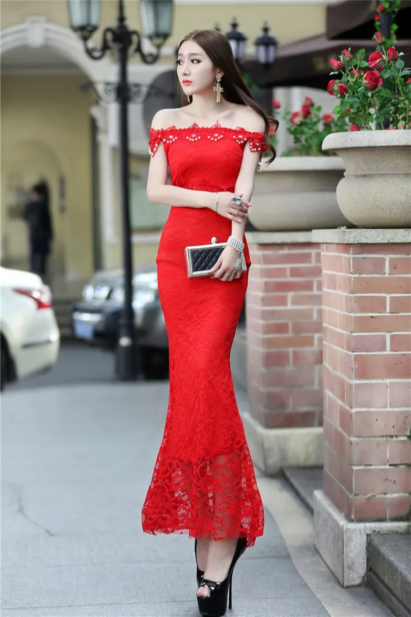 Женское вечернее платье дизайнерское облегающее с открытыми плечами и кружевом