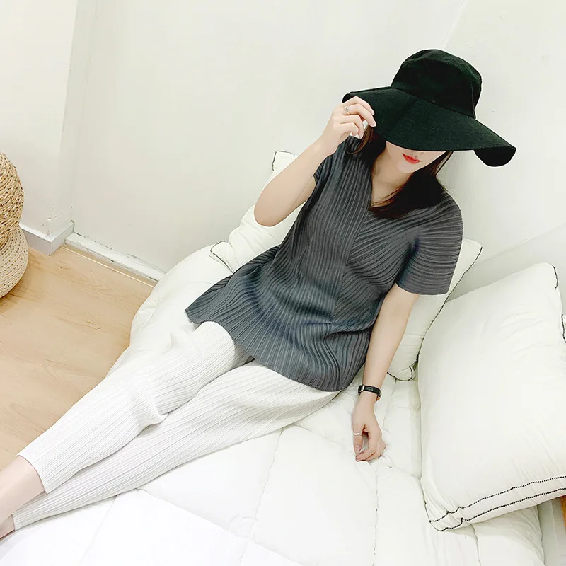 

LANMREM Irregular T-shirt For Women 2021 Summer Fold Pleated Shirts V Neck Female Elegant Loose Shirt Fashion Tide YJ697