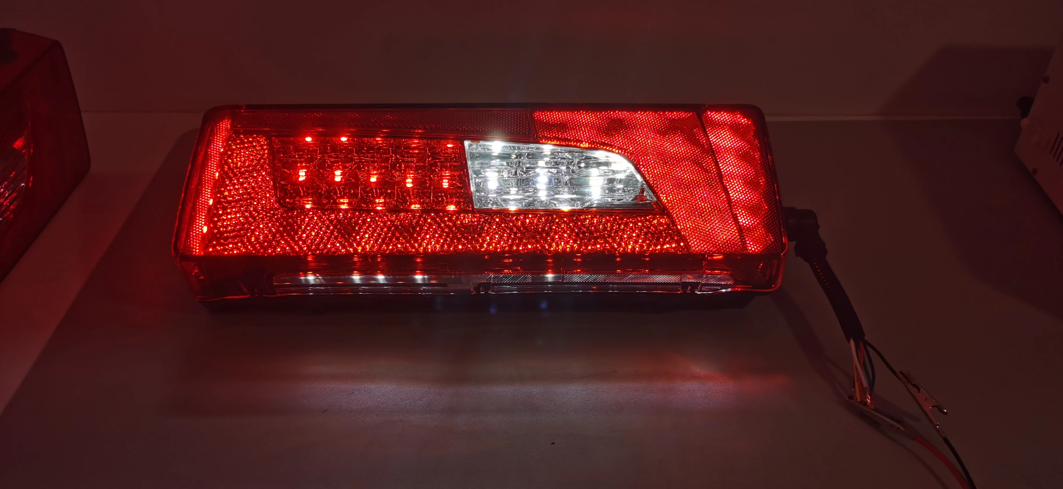 1 пара 10-30 в 24 В светодиодные задние фары для грузовика volvo (20425729) 500*125*85 мм |