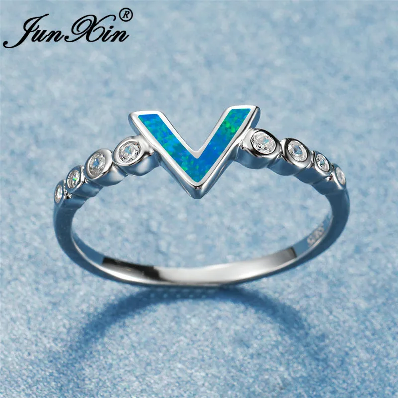 Изысканные буквы V кольцо из белого золота с сине-белые кольца c огненным опалом