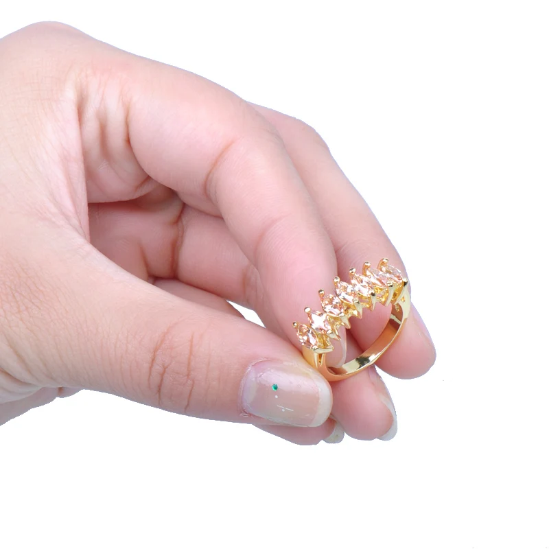 

Charm Female Champagne Crystal Stone Ring Vintage Yellow Gold Wedding Rings For Women Cute Bride Leaf Zircon Engagement Ring